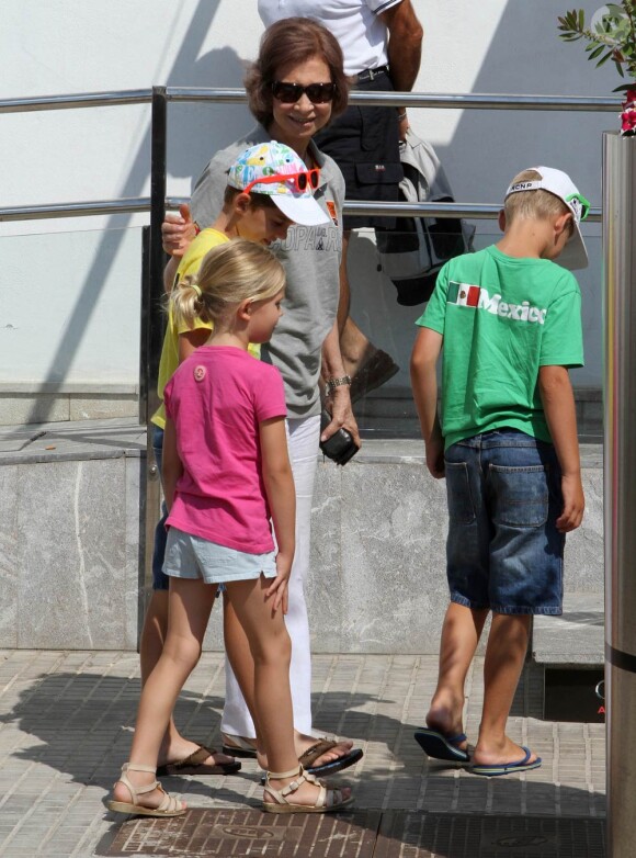 La reine Sofia, acocmpagnée de ses petits-enfants Miguel, Irene et Pablo, à la 30e édition de la Copa del Rey, à Majorque. 31 juillet 2011