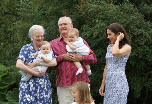 La reine Margrethe et le prince Henrik sont des grands-parents comblés, heureux de tenir les jumeaux Vincent et Joséphine dans leurs bras.
Au château de Grasten, résidence d'été de la famille royale de Danemark, la bonne humeur était au rendez-vous pour la séance photo des vacances, le 1er août 2011.
Autour de la reine Margrethe et du prince Henrik, le prince Frederik et la princesse Mary avec leurs quatre enfants (Christian, Isabella et les jumeaux Vincent et Joséphine) et le prince Joachim et la princesse Marie avec leurs trois enfants (Nikolai, Felix, Henrik) formaient une superbe ribambelle !