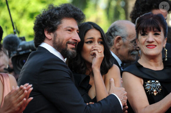 Leïla Bekhti et le réalisateur Radu Mihaileanu au festival de Cannes en 2011, lors de la montée des marches pour le film La Source des femmes, où les habitantes du village où a été tourné le film ont fait sensation