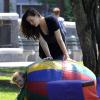 Liv Tyler s'amuse avec son fils Milo dans un parc à New York, le 17 juin 2011
