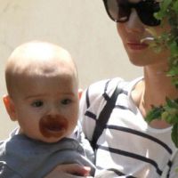 Miranda Kerr en duo avec son adorable Flynn, déjà grand séducteur