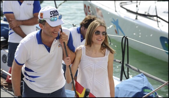 Letizia d'Espagne pose avec son mari Felipe lors de la dernière journée de la Copa del Rey. Le 6 août 2011