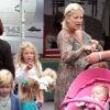Tori Spelling se promène avec sa mère Candy et ses enfants, Liam et Stella, au Farmers Market à Los Angeles, le 7 août 2011