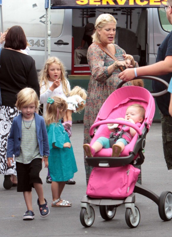 Tori Spelling se promène avec sa mère Candy et ses enfants, Liam et Stella, au Farmers Market à Los Angeles, le 7 août 2011