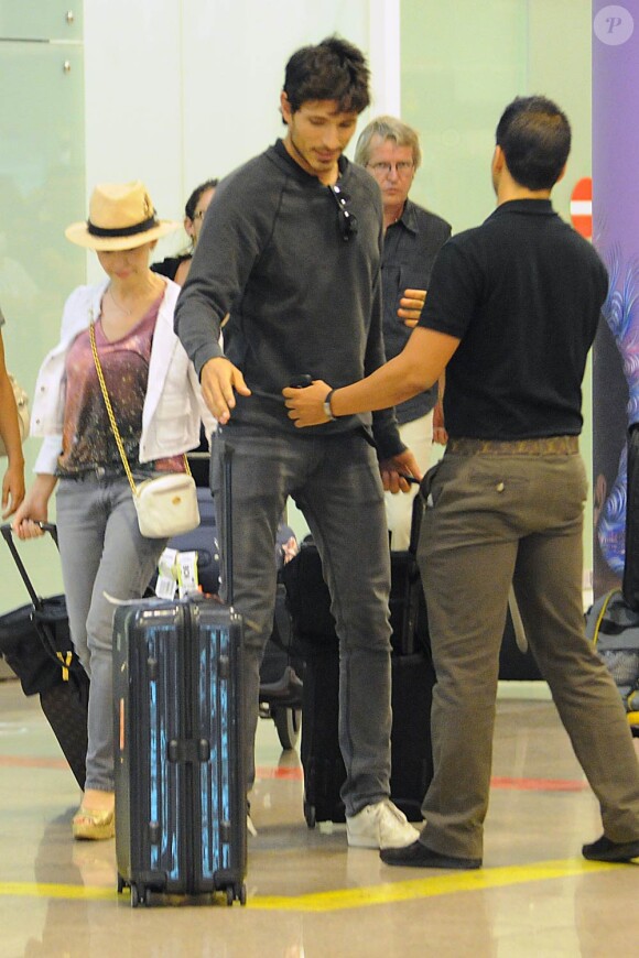 Kylie Minogue et Andres Velencoso arrivent à l'aéroport de Tossa de Mar, en Espagne. Juillet 2011