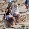 Kylie Minogue et une amie prennent le soleil à Tossa de Mar, en Espagne. Juillet 2011