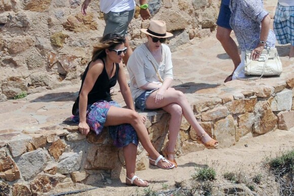 Kylie Minogue et une amie prennent le soleil à Tossa de Mar, en Espagne. Juillet 2011
