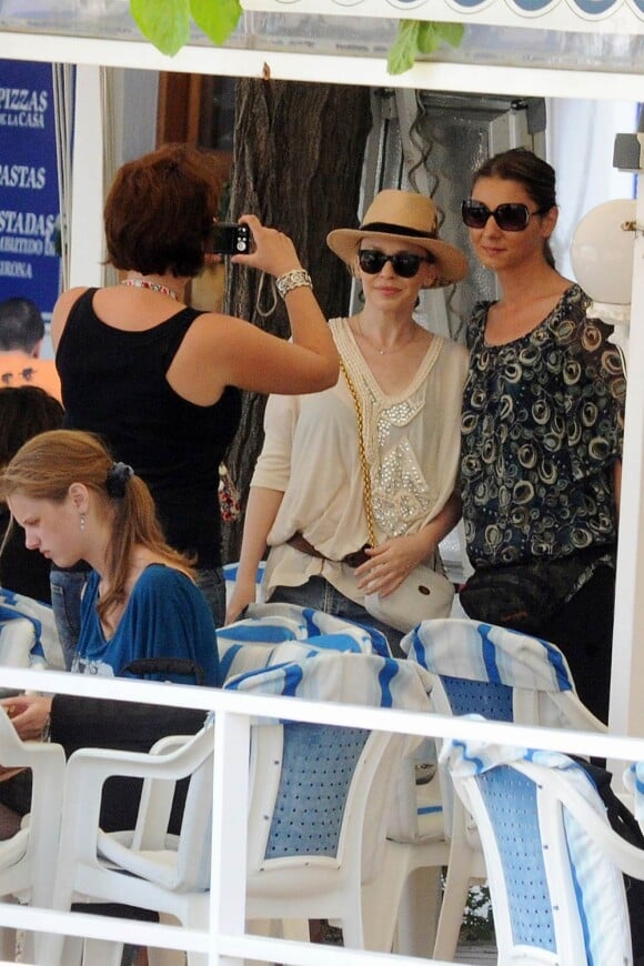 Kylie Minogue pose avec une fan à Tossa de Mar, en Espagne. Juillet 2011