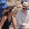 Kylie Minogue prend le soleil avec une amie à Tossa de Mar, en Espagne. Juillet 2011