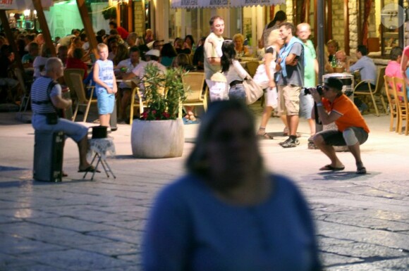 Dans les rues de Fazana, en Croatie, Jon Bon Jovi s'arrête pour prendre quelques photos, le 9 août 2011.