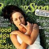 Juillet 2001 : Angelina Jolie réalise la couverture du magazine Rolling Stone.