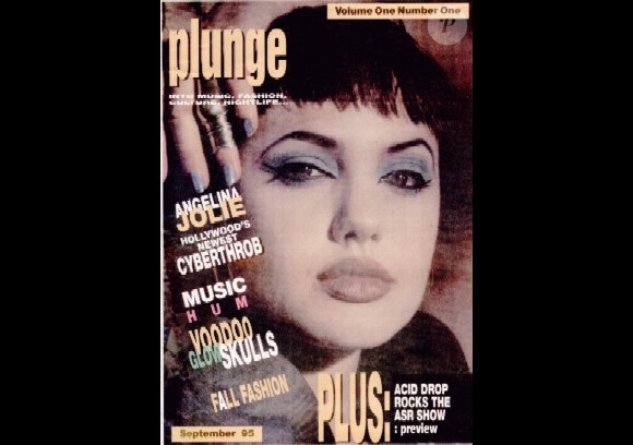 Sept 1995 : Angelina Jolie vient de son premier rôle dans Hackers et soulève la curiosité de la presse. Couverture du magazine Plunge.