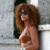 La chanteuse Rihanna se repose devant son hôtel aux Barbades. Le 8 août 2011.