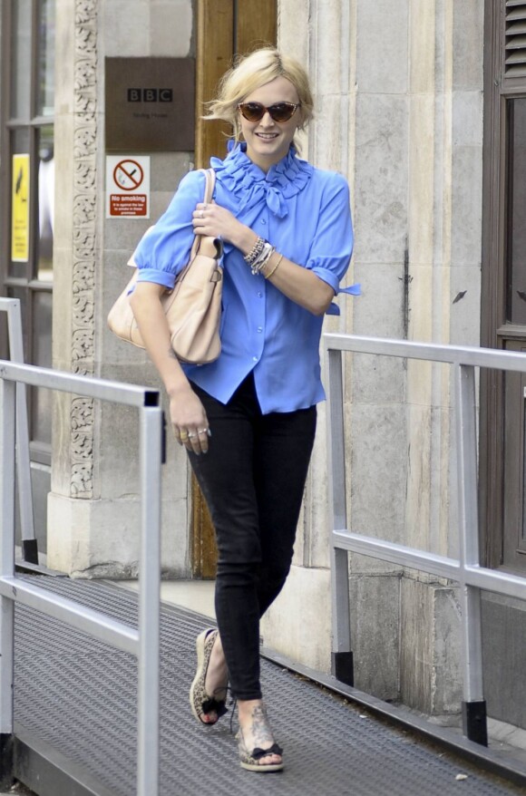La présentatrice télé et radio anglaise Fearne Cotton, souriante à la sortie des studios de BBC One, nous montre ce qu'est la mode selon les londoniens. Londres, le 5 août 2011.