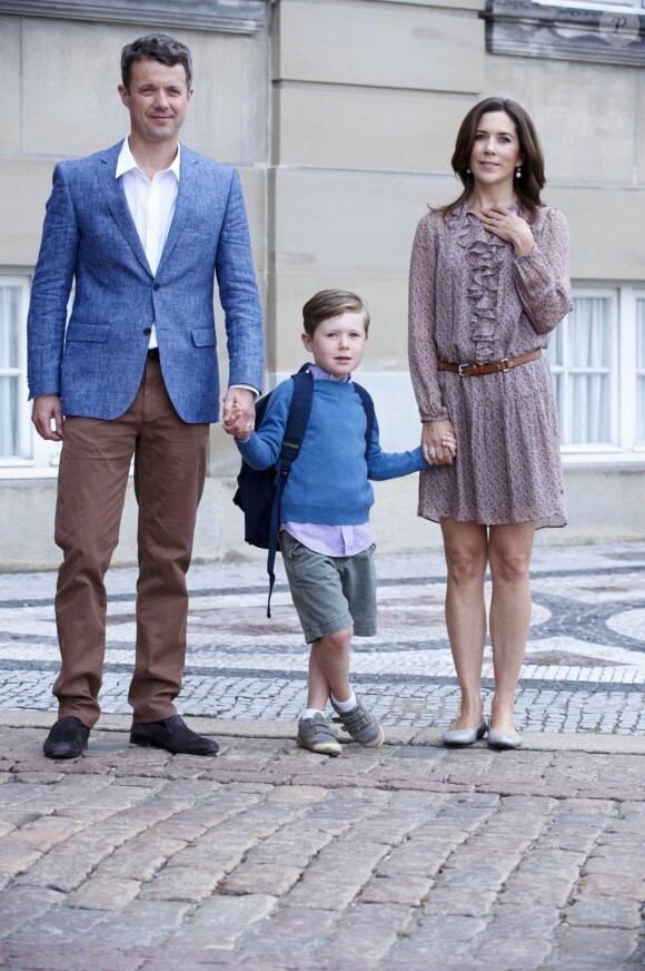 Vendredi 12 août 2011, le prince Christian de Danemark faisait sa rentrée à l'école primaire. Dans les heures qui suivirent, son père le prince Frederik a pu en toute sérénité prendre part aux régates du dragon.