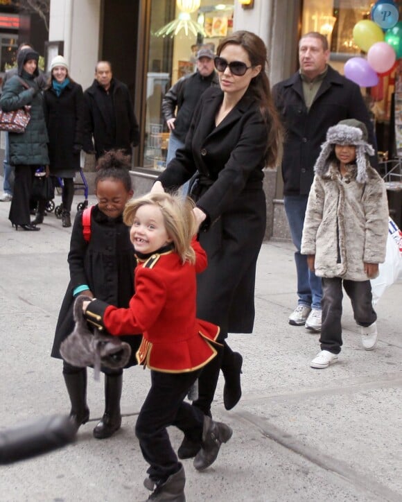 Angelina Jolie et ses filles Zahara et Shiloh en décembre 2010 à New York