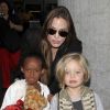 Angelina Jolie à Londres en juillet 2011 avec ses filles Zahara et Shiloh