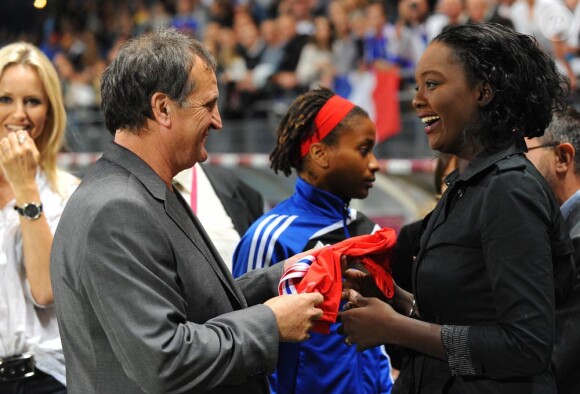 L'entraîneur de l'équipe de France de foot féminin Bruno Bini, qui porte les Bleues avec son projet de vie et sa joie de vivre, est un homme heureux, et un roi de la chanson.