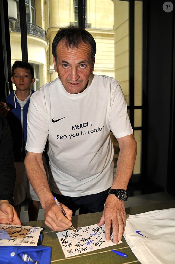 L'entraîneur de l'équipe de France de foot féminin Bruno Bini, qui porte les Bleues avec son projet de vie et sa joie de vivre, est un homme heureux, et un roi de la chanson.