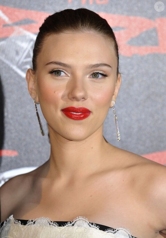 L'actrice Scarlett Johansson arborait un rouge à lèvres pulpeux lors d'un photocall pour le film The Spirit. Paris, le 9 décembre 2008.