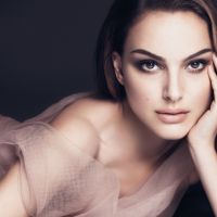 Natalie Portman revient jouer de sa beauté pour Dior
