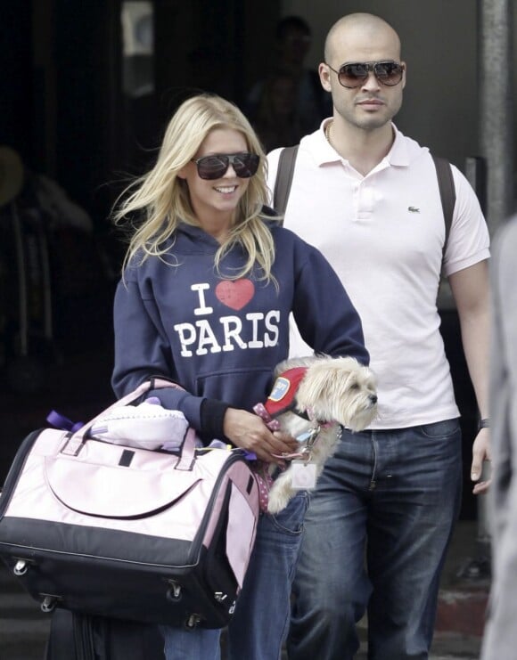 Tara Reid et son époux Zack Kehayov à l'aéroport de Los Angeles le 5 août 2011
