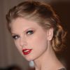 Taylor Swift se veut sulfureuse avec son ravissant make-up de soirée. Cils interminables, teint de porcelaine et rouge à lèvres de pin-up... La chanteuse country est éblouissante.