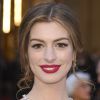 Pour la cérémonie des Oscars, Anne Hathaway a opté pour un make-up de soirée qui met en valeur ses lèvres pulpeuses grâce à un ravissant carmin. L'actrice n'oublie pas cependant de souligner ses grands yeux avec un simple trait d'eyeliner noir.