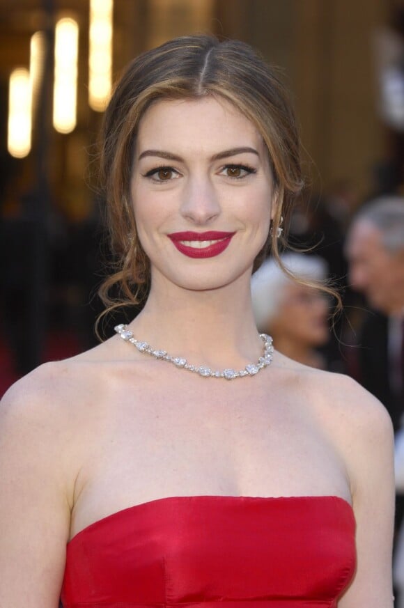 Pour la cérémonie des Oscars, Anne Hathaway a opté pour un make-up de soirée qui met en valeur ses lèvres pulpeuses grâce à un ravissant carmin. L'actrice n'oublie pas cependant de souligner ses grands yeux avec un simple trait d'eyeliner noir.