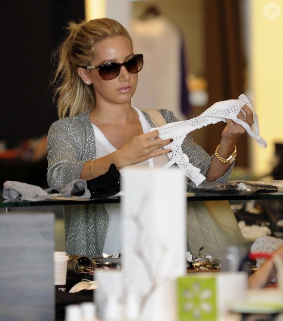 Ashley Tisdale s'offre une séance de shopping à Los Angeles, jeudi 18 août 2011.