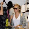 Ashley Tisdale s'offre une séance de shopping à Los Angeles, jeudi 18 août 2011.