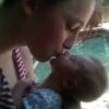 Nicole Eggert embrassant sa nouvelle petite fille en août 2011
