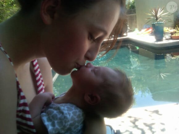 Nicole Eggert embrassant sa nouvelle petite fille en août 2011