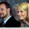 Le 21 septembre 2001, un mois après leur mariage...
Le 25 août 2011, le prince héritier Haakon de Norvège et la princesse Mette-Marit doivent célébrer leurs noces d'étain : 10 années d'un mariage et d'un amour parfaitement sereins, après des débuts controversés...