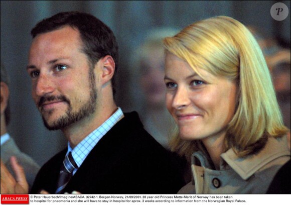 Le 21 septembre 2001, un mois après leur mariage...
Le 25 août 2011, le prince héritier Haakon de Norvège et la princesse Mette-Marit doivent célébrer leurs noces d'étain : 10 années d'un mariage et d'un amour parfaitement sereins, après des débuts controversés...
