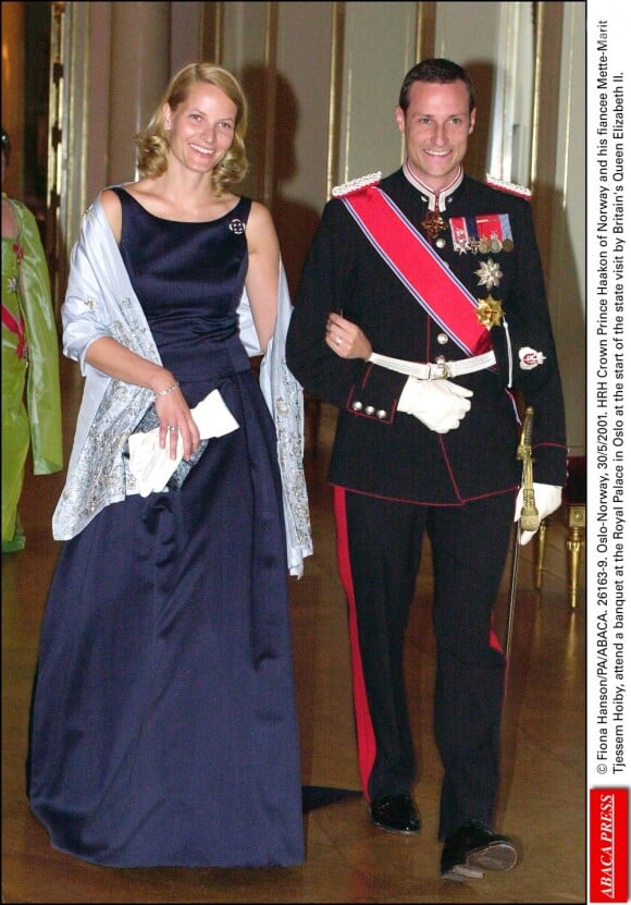 Le 30 mai 2001 au palais royal, à Oslo, pour la visite officielle de la reine Elizabeth.
Le 25 août 2011, le prince héritier Haakon de Norvège et la princesse Mette-Marit doivent célébrer leurs noces d'étain : 10 années d'un mariage et d'un amour parfaitement sereins, après des débuts controversés...