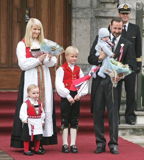 Le 17 mai 2006 lors de la Fête nationale à Asker, avec Ingrid, Marcus et Sverre.
Le 25 août 2011, le prince héritier Haakon de Norvège et la princesse Mette-Marit doivent célébrer leurs noces d'étain : 10 années d'un mariage et d'un amour parfaitement sereins, après des débuts controversés...