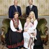 Juin 2006, tournée de la famille royale célébrant le centenaire du couronnement du roi Haakon VII.
Le 25 août 2011, le prince héritier Haakon de Norvège et la princesse Mette-Marit doivent célébrer leurs noces d'étain : 10 années d'un mariage et d'un amour parfaitement sereins, après des débuts controversés...