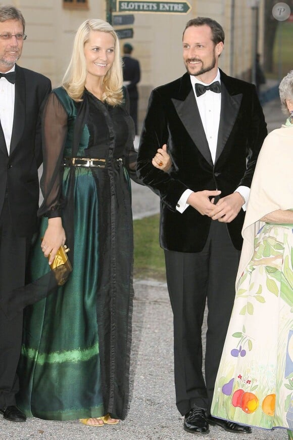 Le 29 avril 2006 pour les célébrations de l'anniversaire du roi au palais de Drottningholm.
Le 25 août 2011, le prince héritier Haakon de Norvège et la princesse Mette-Marit doivent célébrer leurs noces d'étain : 10 années d'un mariage et d'un amour parfaitement sereins, après des débuts controversés...