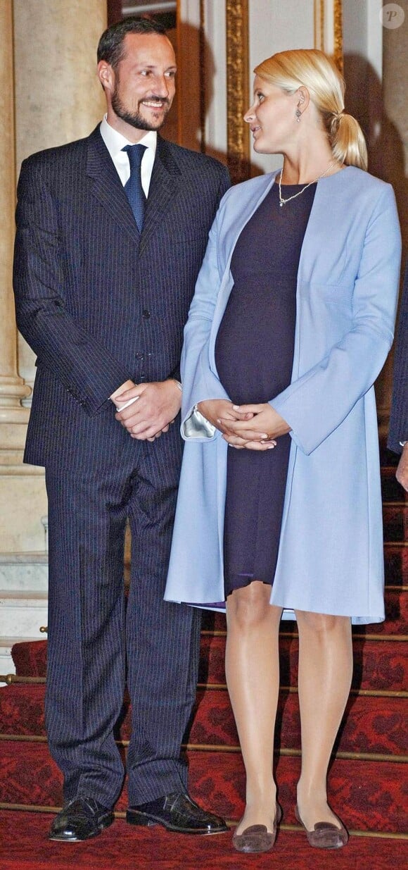 Le 25 octobre 2005 à Buckingham Palace. Mette-Marit est enceinte de huit mois du prince Sverre Magnus.
Le 25 août 2011, le prince héritier Haakon de Norvège et la princesse Mette-Marit doivent célébrer leurs noces d'étain : 10 années d'un mariage et d'un amour parfaitement sereins, après des débuts controversés...
