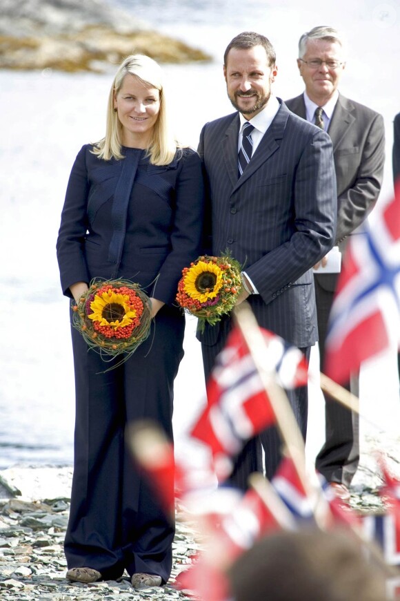 5 septembre 2006, visite de la ferme des daims à Svanoey.
Le 25 août 2011, le prince héritier Haakon de Norvège et la princesse  Mette-Marit doivent célébrer leurs noces d'étain : 10 années d'un  mariage et d'un amour parfaitement sereins, après des débuts  controversés...