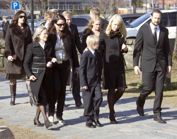 26 mars 2007, obsèques du père de Mette-Marit, Sven.
Le 25 août 2011, le prince héritier Haakon de Norvège et la princesse  Mette-Marit doivent célébrer leurs noces d'étain : 10 années d'un  mariage et d'un amour parfaitement sereins, après des débuts  controversés...