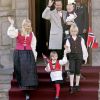 17 mai 2007, fête nationale norvégienne à Skaugum, à Asker.
Le 25 août 2011, le prince héritier Haakon de Norvège et la princesse  Mette-Marit doivent célébrer leurs noces d'étain : 10 années d'un  mariage et d'un amour parfaitement sereins, après des débuts  controversés...