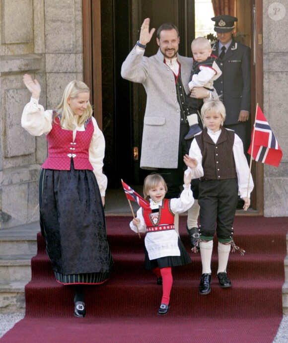 17 mai 2007, fête nationale norvégienne à Skaugum, à Asker.
Le 25 août 2011, le prince héritier Haakon de Norvège et la princesse  Mette-Marit doivent célébrer leurs noces d'étain : 10 années d'un  mariage et d'un amour parfaitement sereins, après des débuts  controversés...