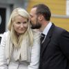 25 août 2007, messes basses pour leur 6e anniversaire de mariage, à Tromsoe.
Le 25 août 2011, le prince héritier Haakon de Norvège et la princesse  Mette-Marit doivent célébrer leurs noces d'étain : 10 années d'un  mariage et d'un amour parfaitement sereins, après des débuts  controversés...