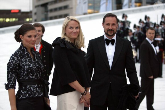 12 avril 2008, inauguration du nouvel opéra d'Oslo.
Le 25 août 2011, le prince héritier Haakon de Norvège et la princesse  Mette-Marit doivent célébrer leurs noces d'étain : 10 années d'un  mariage et d'un amour parfaitement sereins, après des débuts  controversés...
