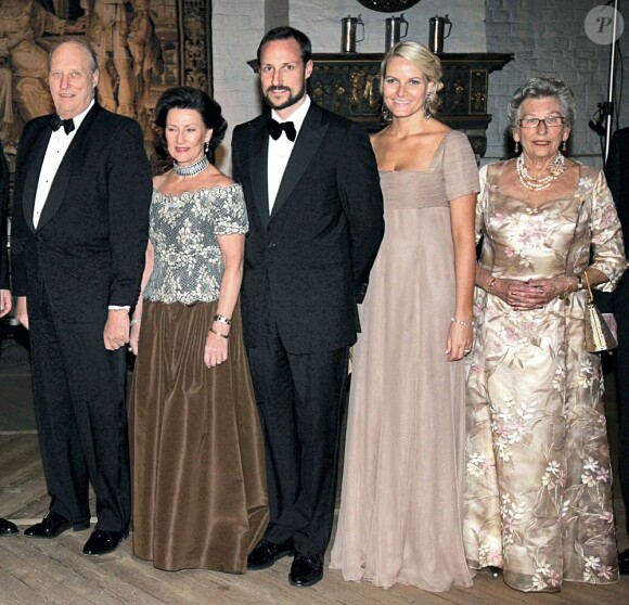 21 février 2007, dîner des 70 ans du roi Harald.
Le 25 août 2011, le prince héritier Haakon de Norvège et la princesse  Mette-Marit doivent célébrer leurs noces d'étain : 10 années d'un  mariage et d'un amour parfaitement sereins, après des débuts  controversés...