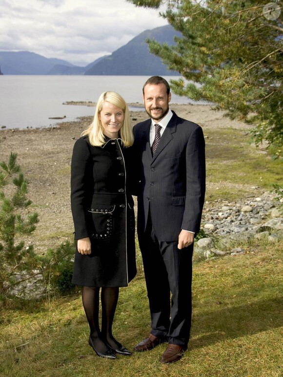7 septembre 2006, visite à Hornindal.
Le 25 août 2011, le prince héritier Haakon de Norvège et la princesse  Mette-Marit doivent célébrer leurs noces d'étain : 10 années d'un  mariage et d'un amour parfaitement sereins, après des débuts  controversés...