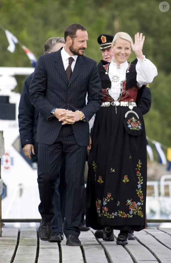 26 août 2007, visite à Skorpa.
Le 25 août 2011, le prince héritier Haakon de Norvège et la princesse  Mette-Marit doivent célébrer leurs noces d'étain : 10 années d'un  mariage et d'un amour parfaitement sereins, après des débuts  controversés...