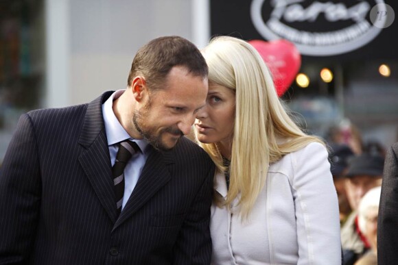 25 août 2007, messes basses pour leur 6e anniversaire de mariage, à Tromsoe.
Le 25 août 2011, le prince héritier Haakon de Norvège et la princesse  Mette-Marit doivent célébrer leurs noces d'étain : 10 années d'un  mariage et d'un amour parfaitement sereins, après des débuts  controversés...